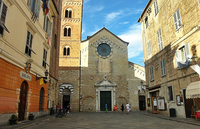 Eine Kirche in Albenga, Ligurien