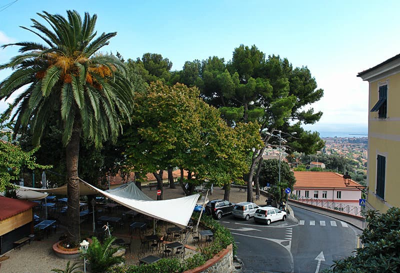 Blick auf das Zentrum von Diano Castello