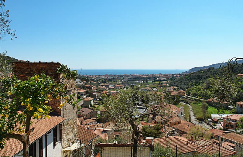 Blick auf das malerische Dorf Diano San Pietro