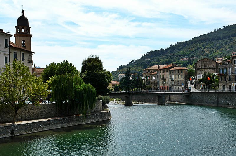 Fluss in Dolceacqua, Ligurien