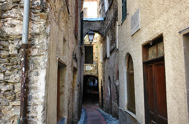 Mittelalterliche Gasse von Triora in Ligurien