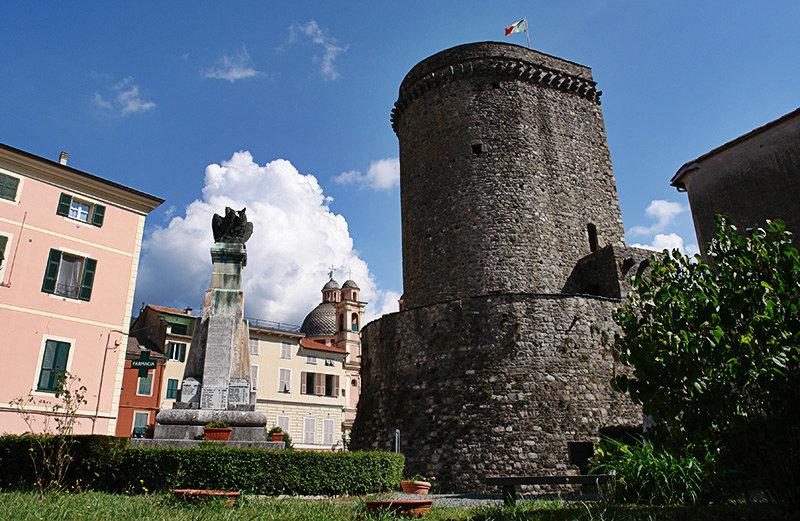 Ansicht von Castello di Varese Ligure und Stadtzentrum