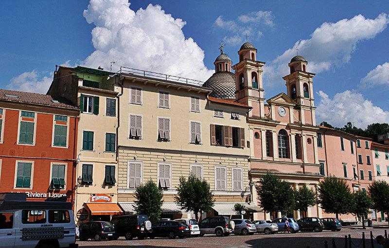 Die beliebte Stadtzentrum von Varese Ligure in Ligurien